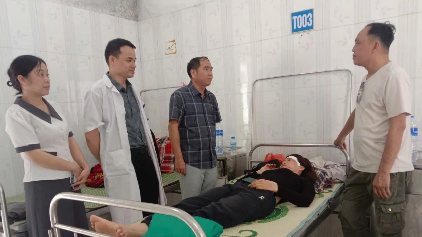 Đá rơi từ taluy dương xuống Quốc lộ 34 khiến 1 người phụ nữ bị thương ở Cao Bằng
